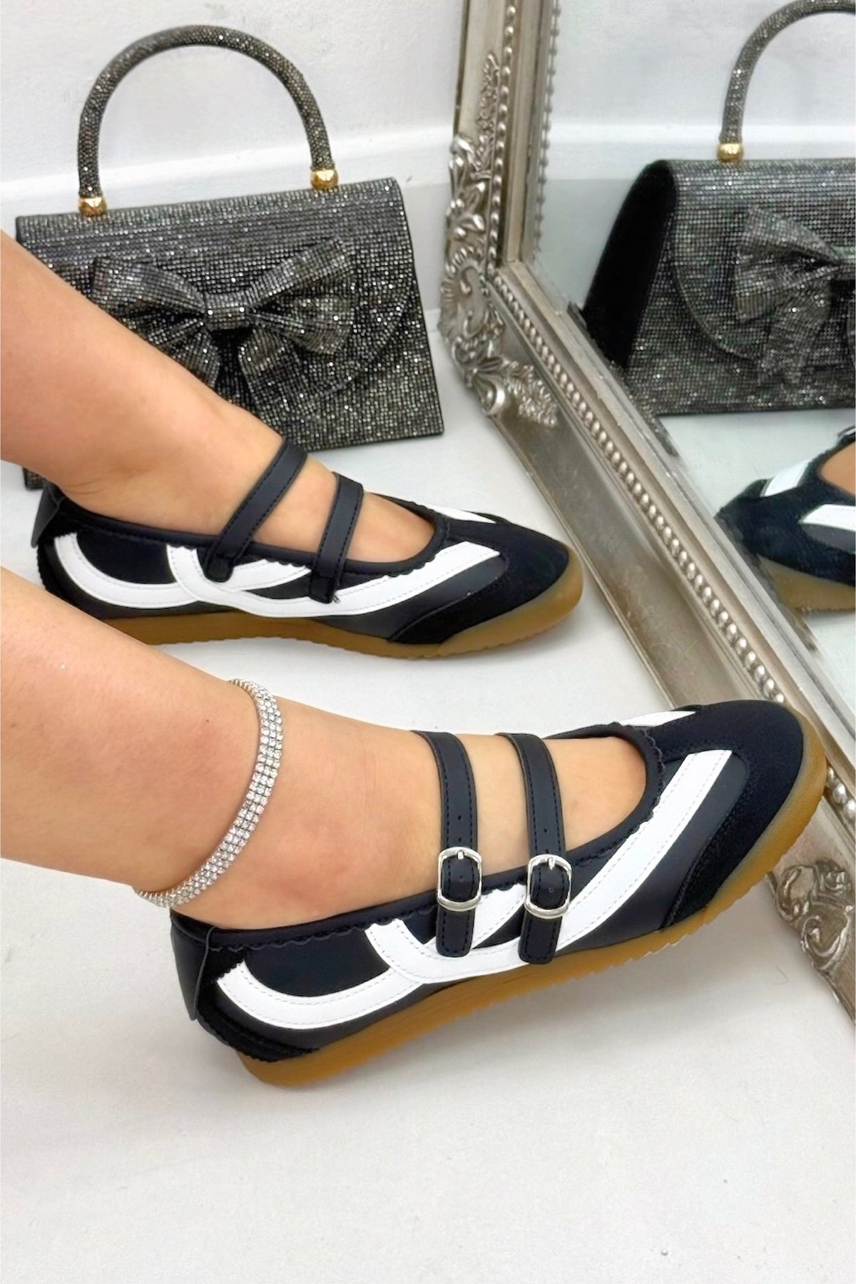 Comfortabele Mary Jane Eclipse Strap Trainers in zwart met opvallende details.