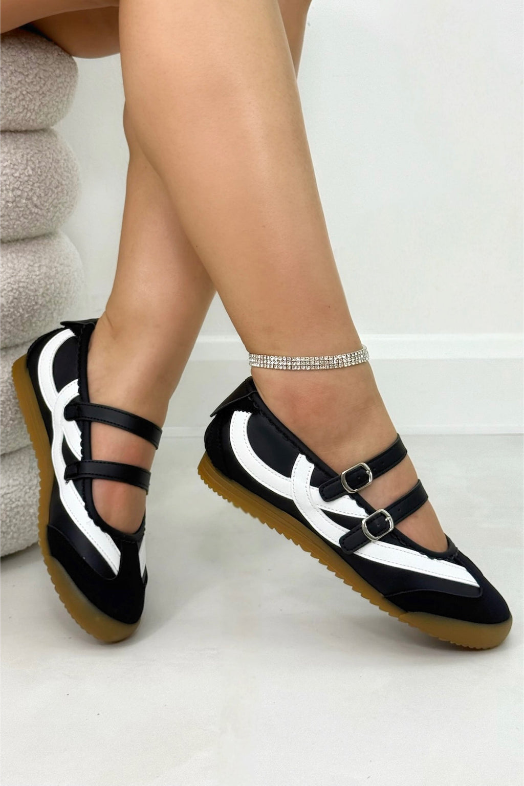 Comfortabele Mary Jane Eclipse Strap Trainers in zwart met opvallende details. 2