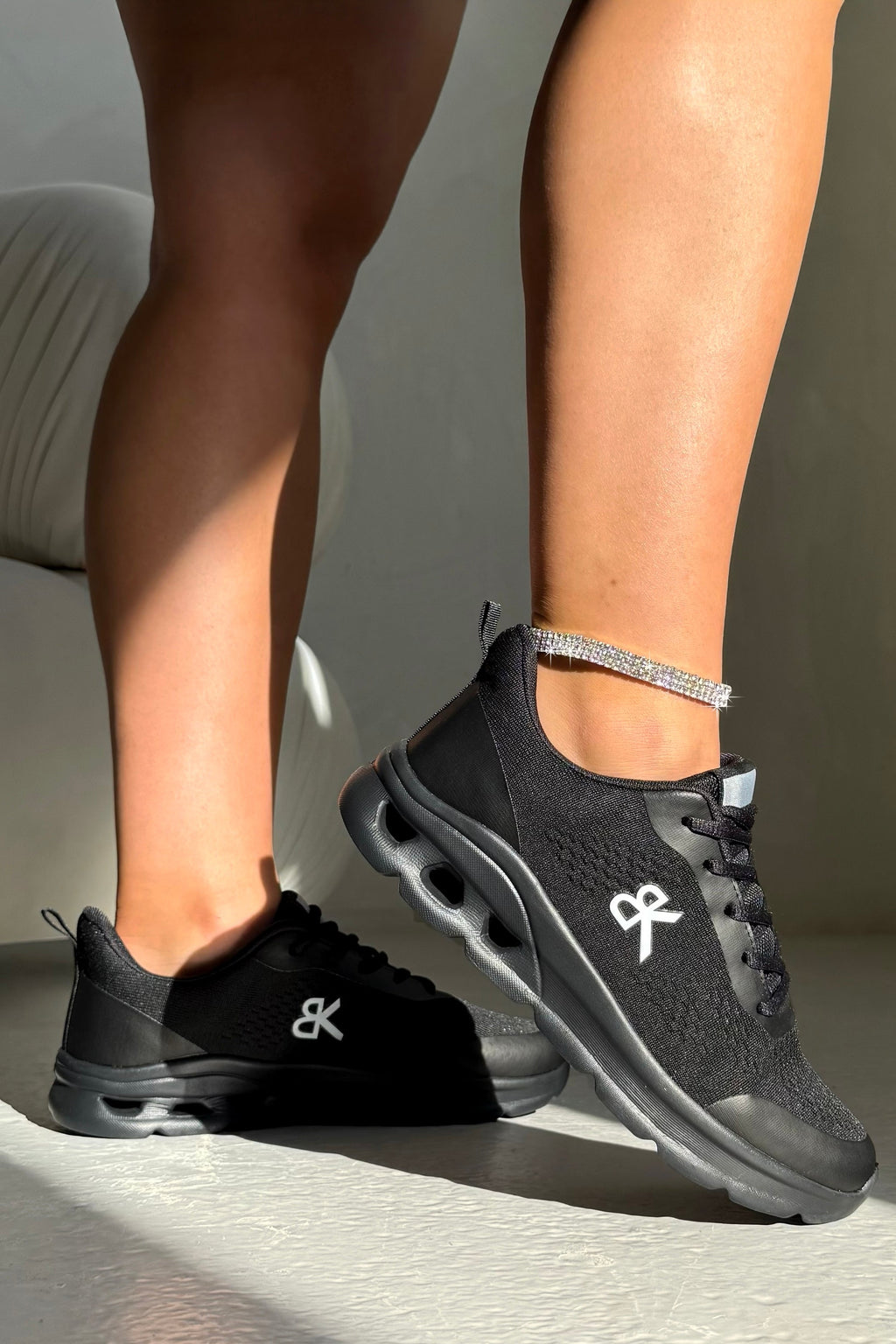 Lichtgewicht veterschoenen in zwart voor dagelijks gebruik.