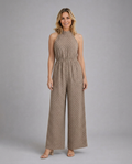 Elegante hoge hals jumpsuit met brede benen in bruin.