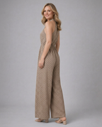 Elegante hoge hals jumpsuit met brede benen in bruin. 3