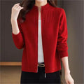 Dames cardigan met hoogstaande kraag en fijne strick in verschillende kleuren.