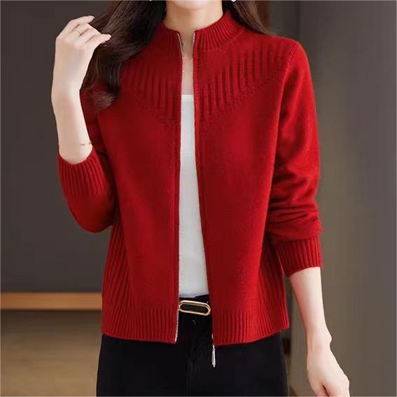 Dames cardigan met hoogstaande kraag en fijne strick in verschillende kleuren.