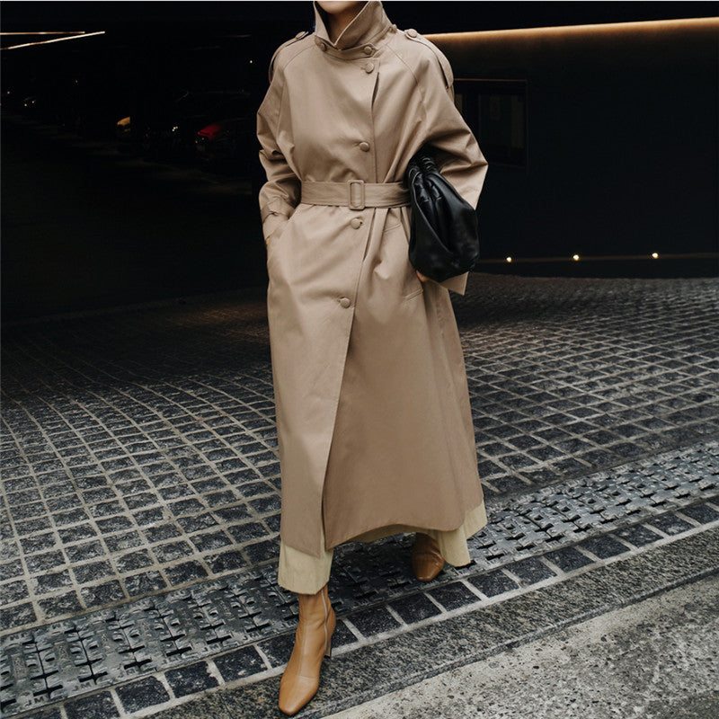 Stijlvolle dames lange trenchcoat met tailleband en hoge kraag