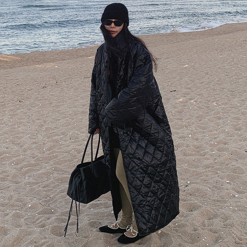 Dames oversized gewatteerde maxi-lengte jas in zwart met diamantquilting. 2