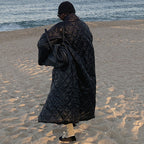 Dames oversized gewatteerde maxi-lengte jas in zwart met diamantquilting. 3