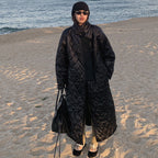 Dames oversized gewatteerde maxi-lengte jas in zwart met diamantquilting. 4