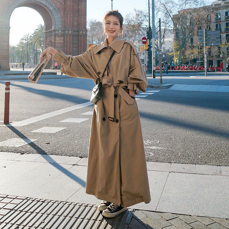 Dames oversized trenchcoat met ballonmouwen en een tailleband in khaki kleur.
