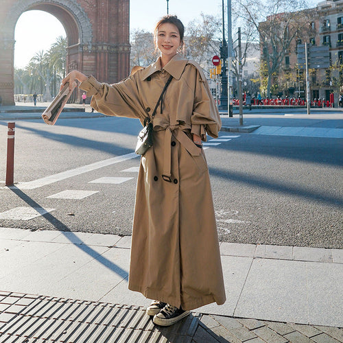 Dames oversized trenchcoat met ballonmouwen en een tailleband in khaki kleur.