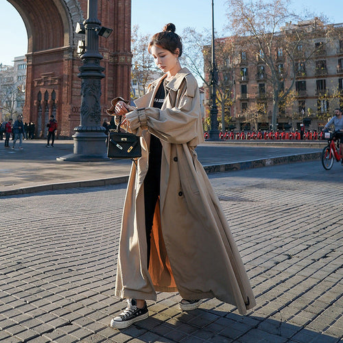 Dames oversized trenchcoat met ballonmouwen en een tailleband in khaki kleur. 2
