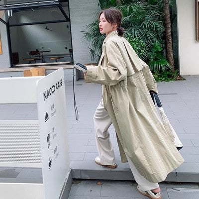 Dames oversized trenchcoat met cape rug en taillekoord in beige-apricot