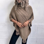 Dames poncho met modern vlechtpatroon en zachte uitstraling.