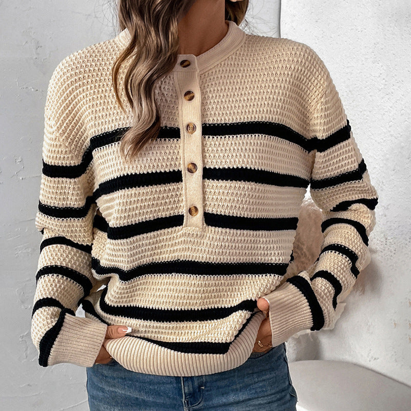 Comfortabele gestreepte damespullover met knoopsluiting in crème kleur. 2
