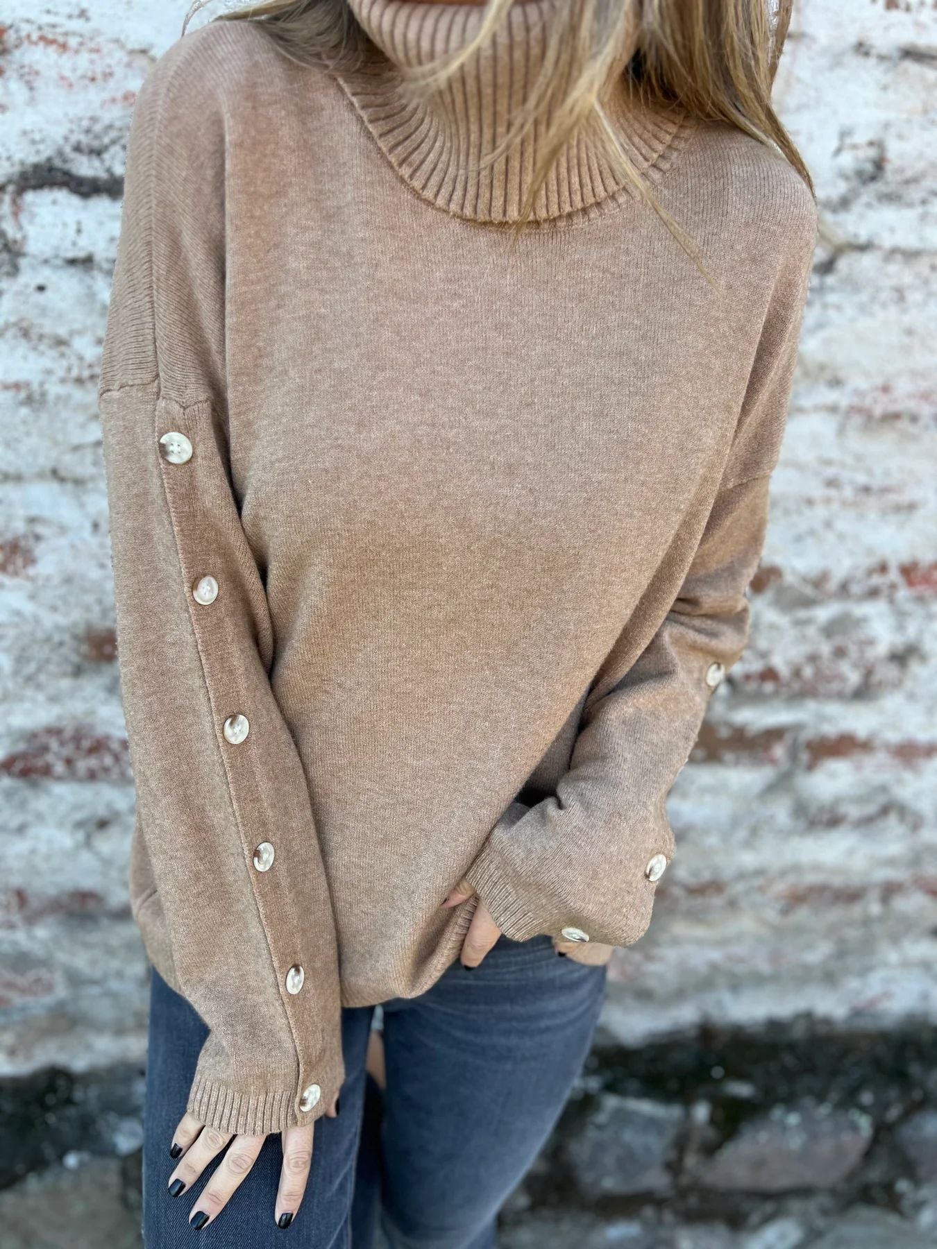 Elegante dames rollkragenpullover met knoopdetails, perfect voor elke gelegenheid. 6