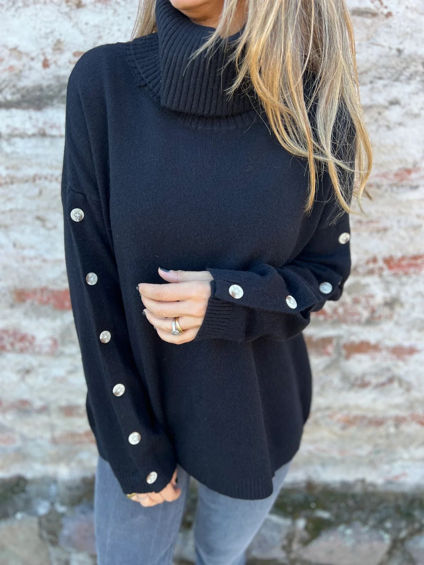 Elegante dames rollkragenpullover met knoopdetails, perfect voor elke gelegenheid. 7