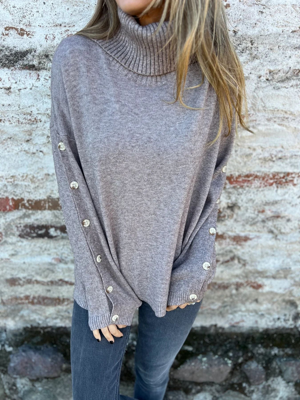 Elegante dames rollkragenpullover met knoopdetails, perfect voor elke gelegenheid. 8