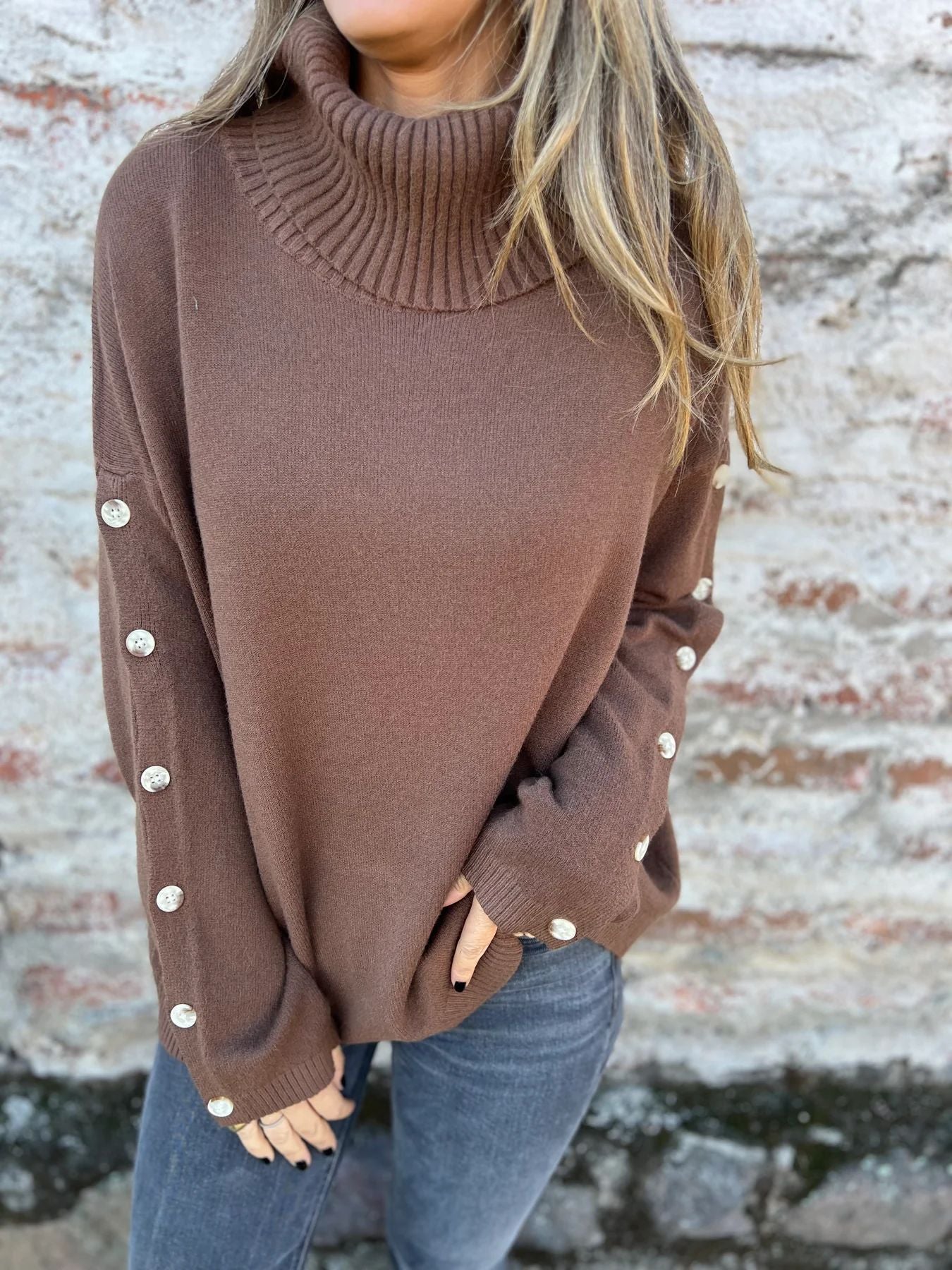 Elegante dames rollkragenpullover met knoopdetails, perfect voor elke gelegenheid. 9