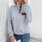 Elegante dames rollkragenpullover met knopfdetails in blauw.
