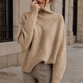 Dames rollkragenpullover uit zachte Siracusa-Diamantstrik, comfortabel en stijlvol.