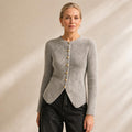 Elegante dames strickjacke in grijs met knopen, gemaakt van zachte grobstrick.