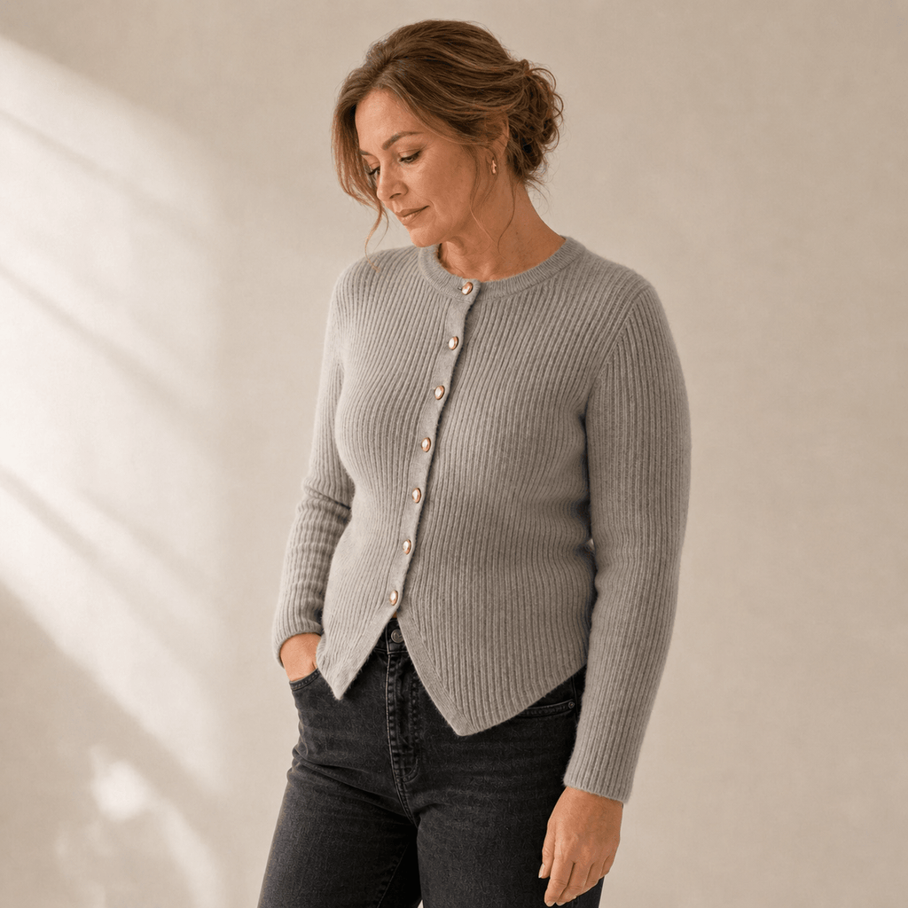 Elegante dames strickjacke in grijs met knopen, gemaakt van zachte grobstrick. 2