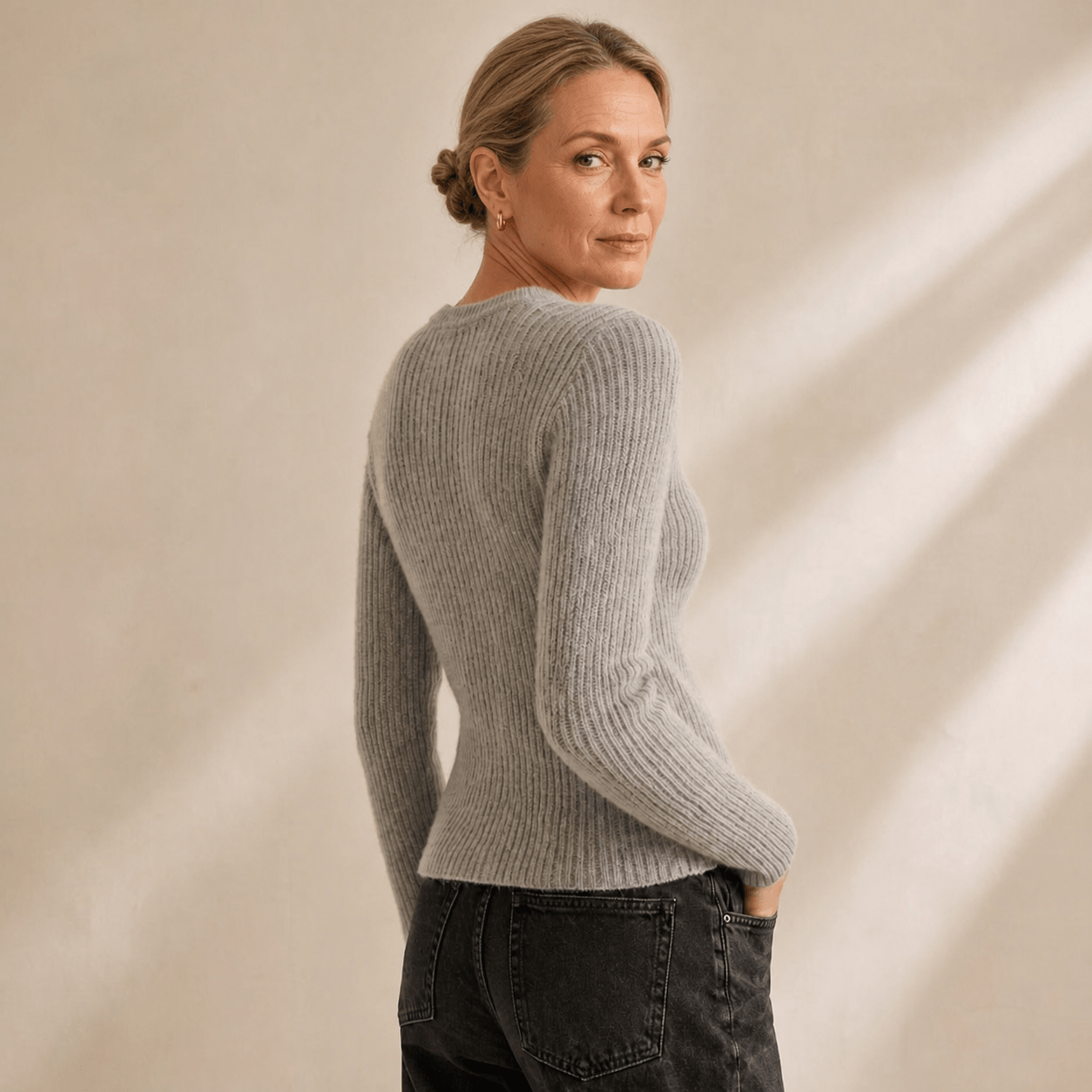Elegante dames strickjacke in grijs met knopen, gemaakt van zachte grobstrick. 3