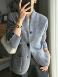 Dames strickjacke met staande kraag en voorzakken in verschillende kleuren.