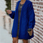 Ruime dames strickjacke met zopfstructuur in blauw.