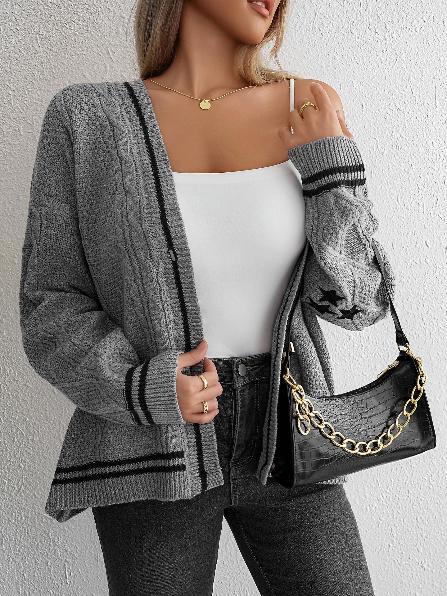 Dames strickjacke met zopfdesign en contraststrepen. 6
