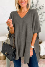 Dames strickponcho met V-hals in verschillende kleuren.