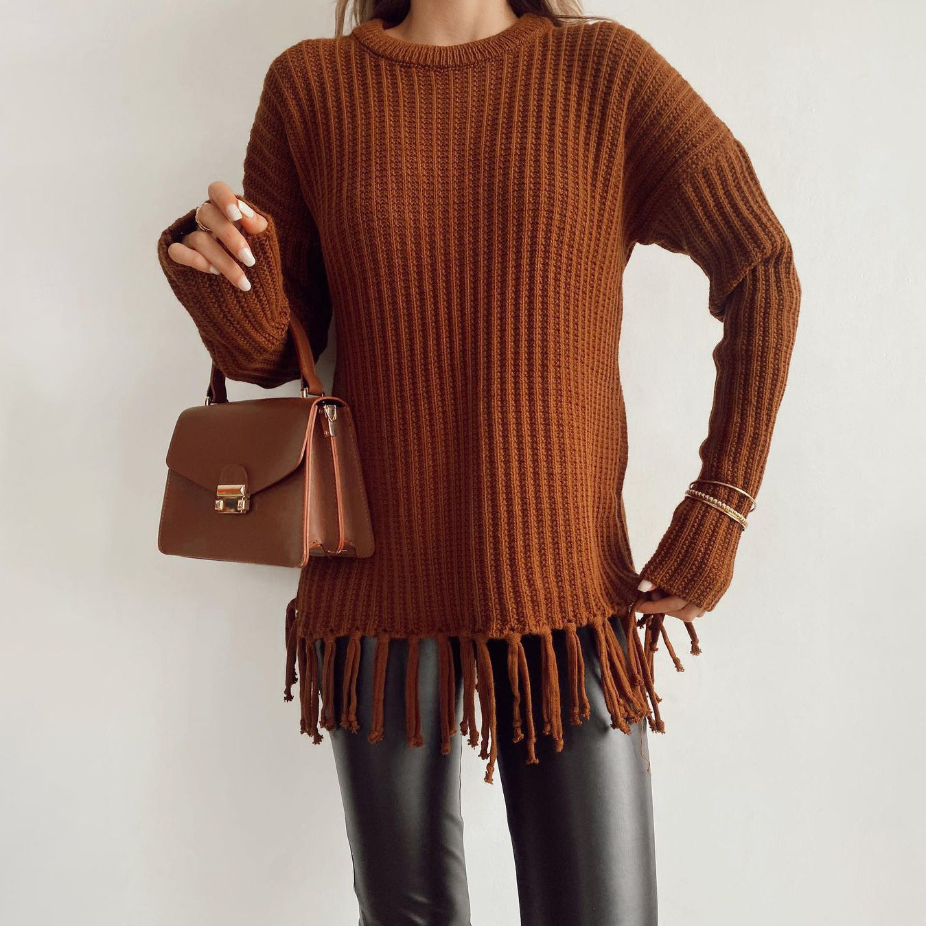 Trendy dames strickpullover met franjes in bruin, aprikose en zwart.