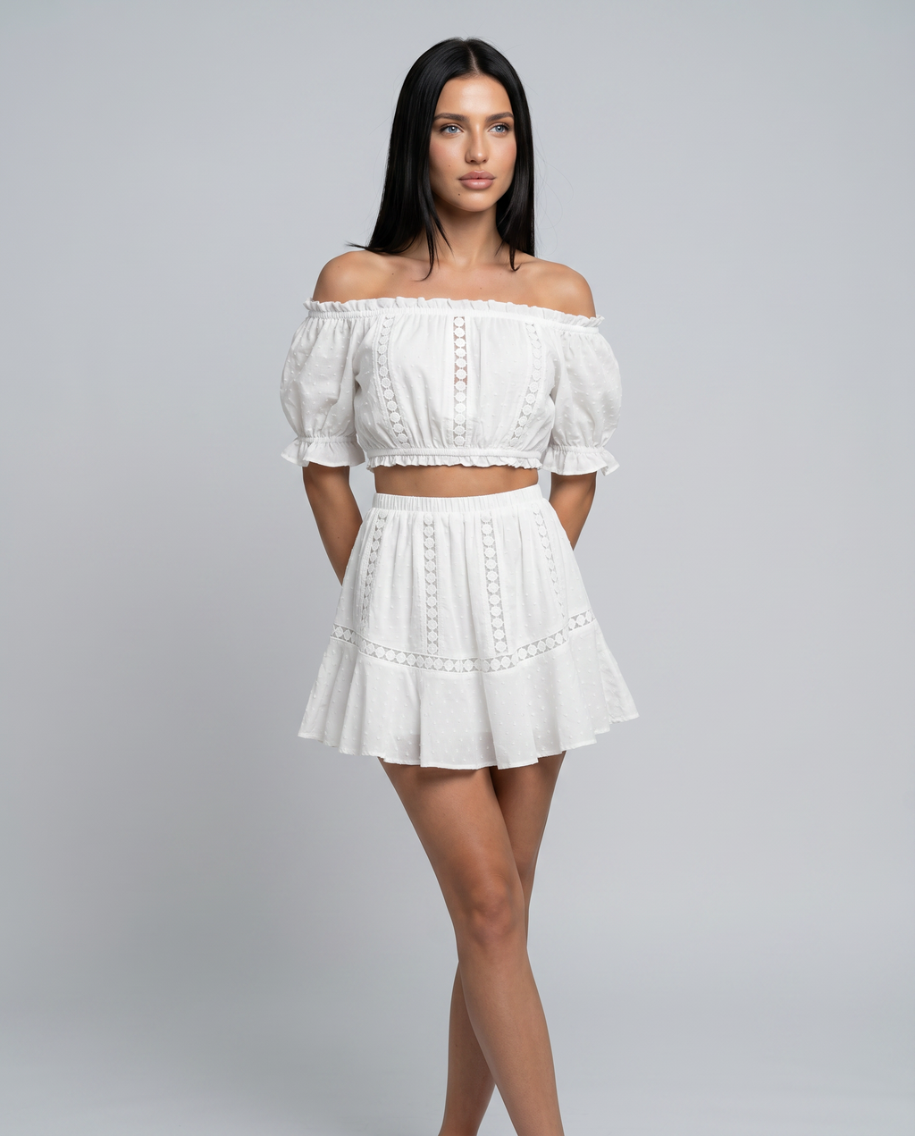 Elegante twee-delige mini jurk set met off-shoulder top en gelaagde rok.