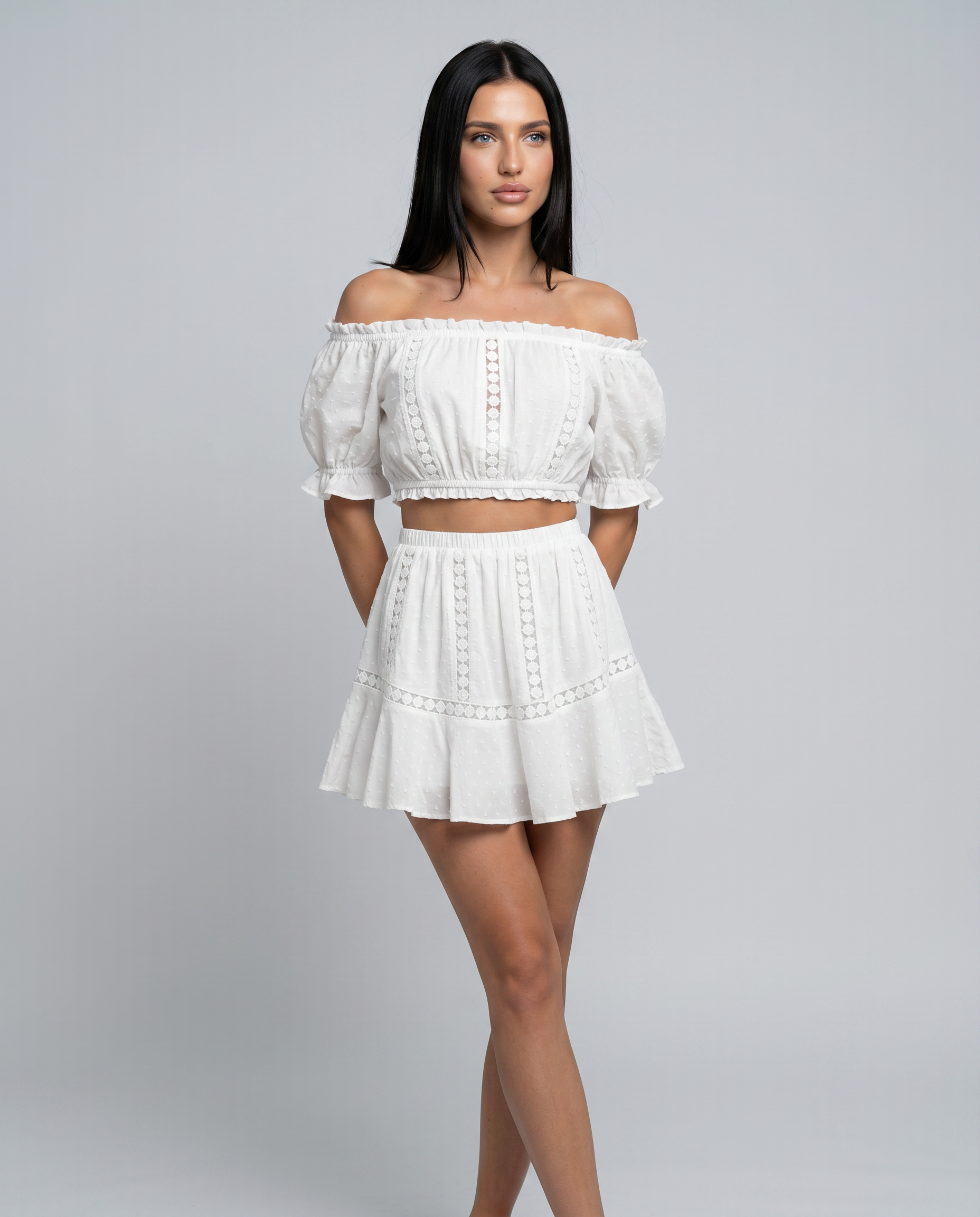 Elegante twee-delige mini jurk set met off-shoulder top en gelaagde rok.