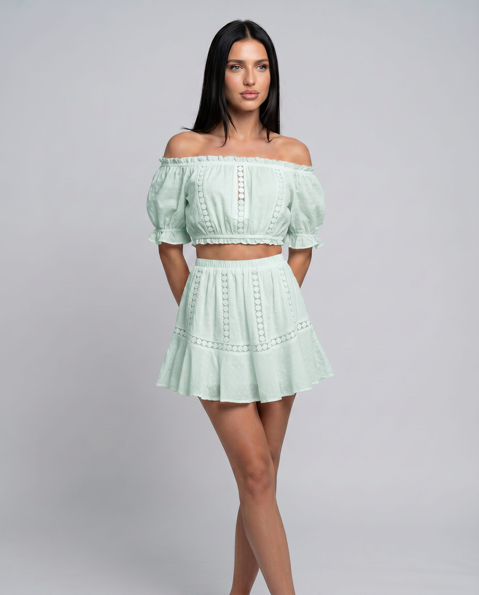 Elegante twee-delige mini jurk set met off-shoulder top en gelaagde rok. 5