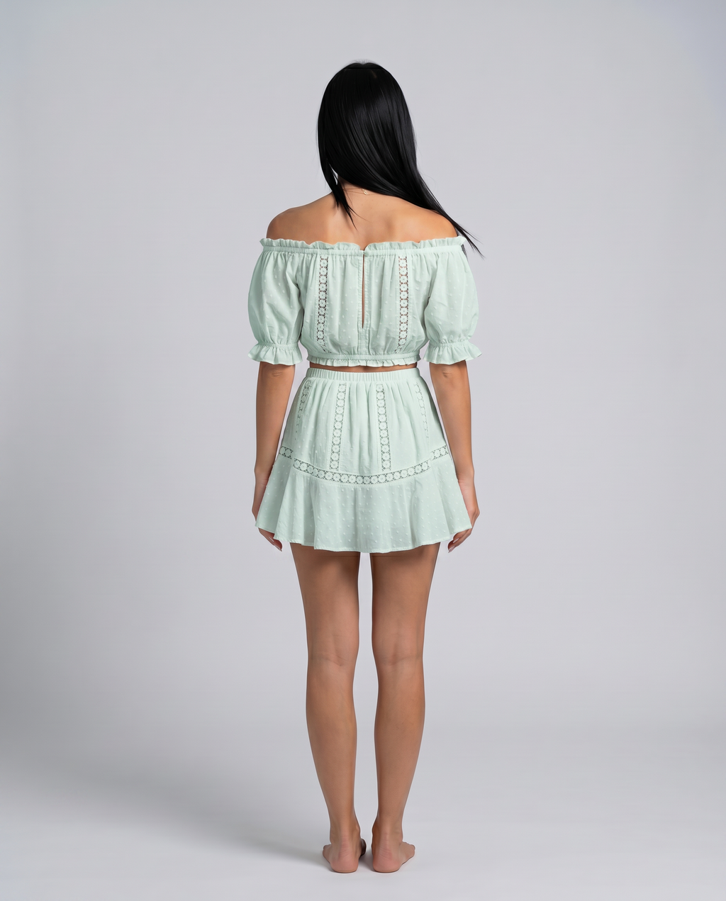Elegante twee-delige mini jurk set met off-shoulder top en gelaagde rok. 7