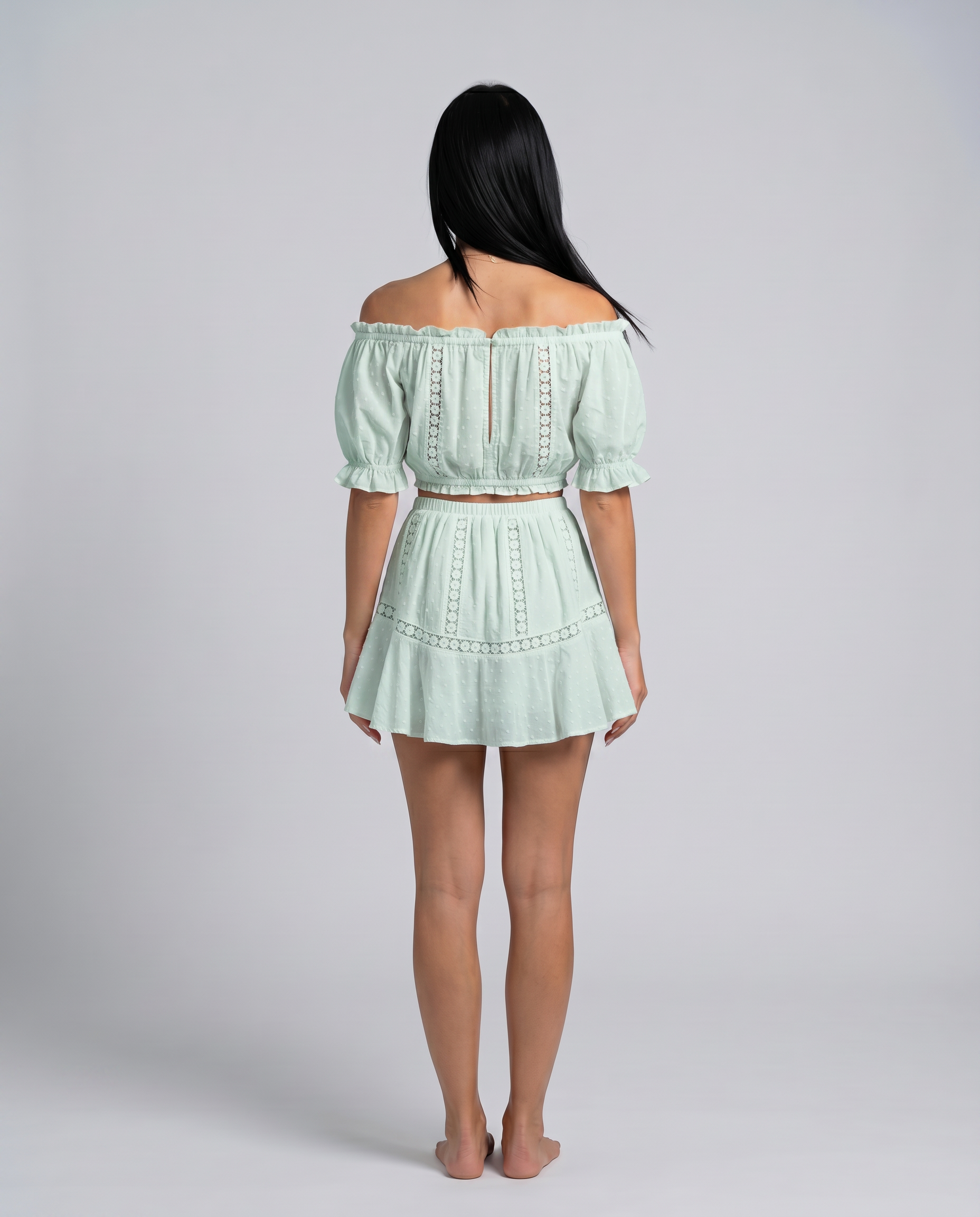 Elegante twee-delige mini jurk set met off-shoulder top en gelaagde rok. 7