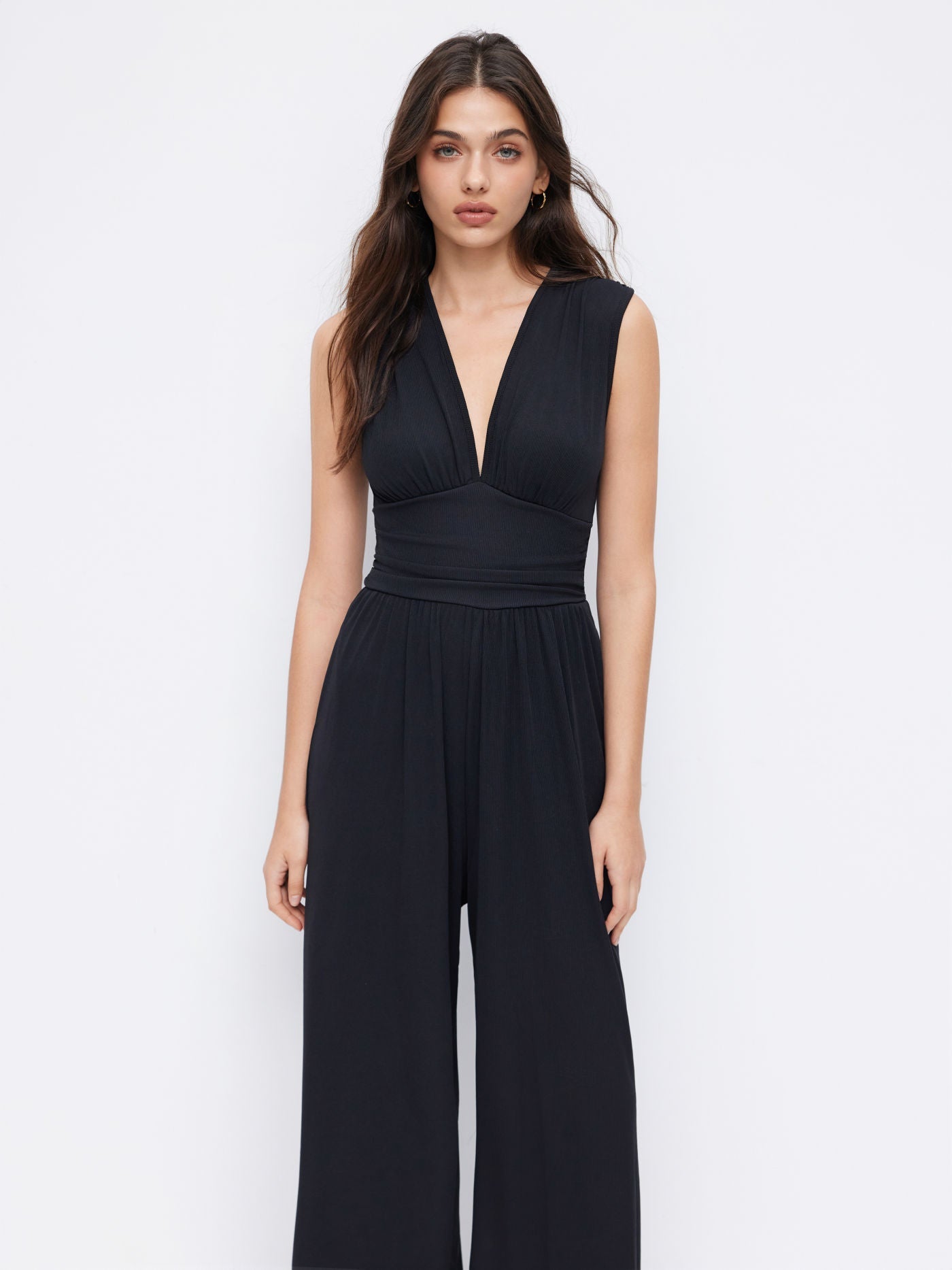 Eleanor jumpsuit met V-hals en wijde pijpen in verschillende kleuren. 3