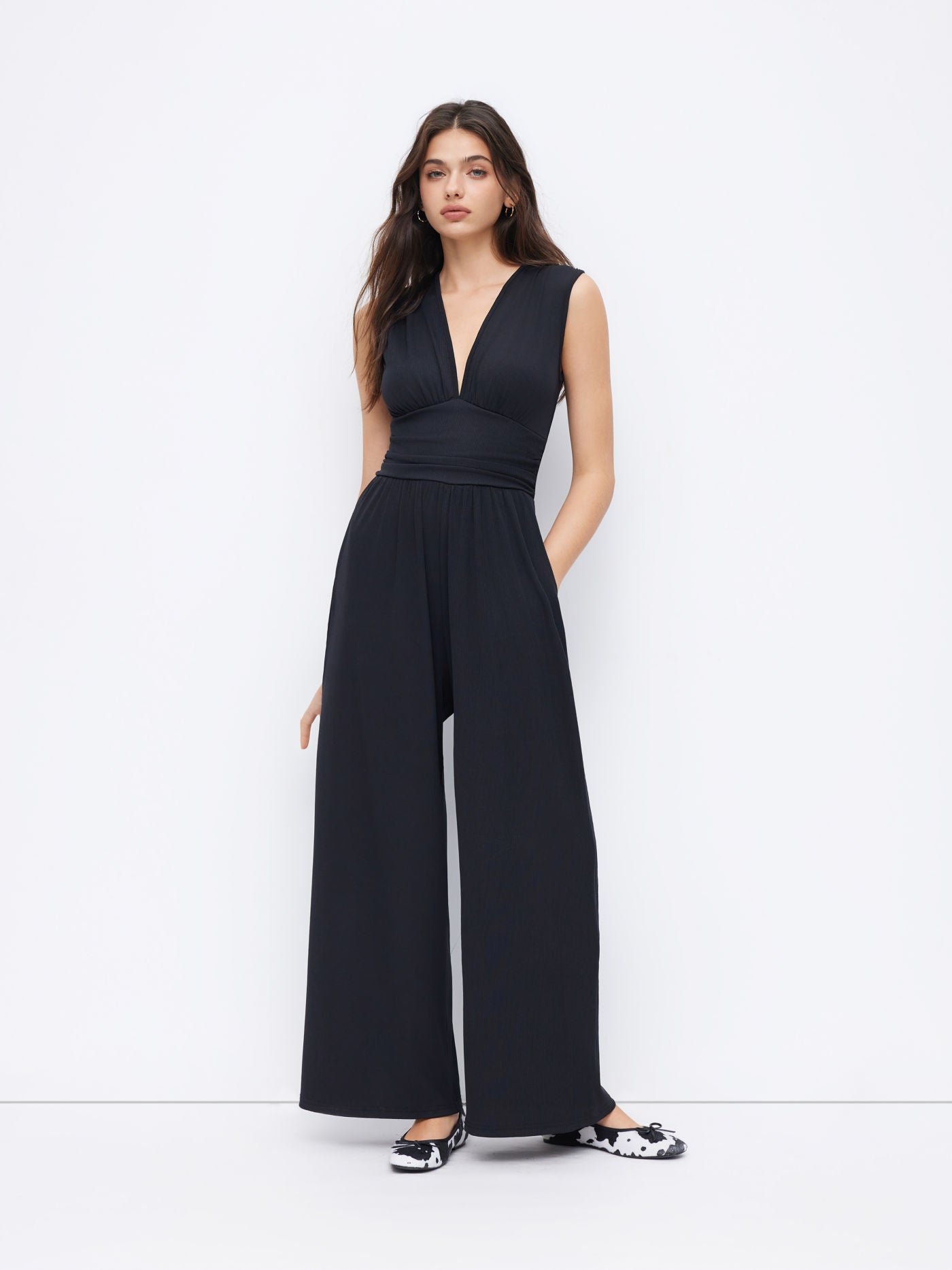 Eleanor jumpsuit met V-hals en wijde pijpen in verschillende kleuren. 5