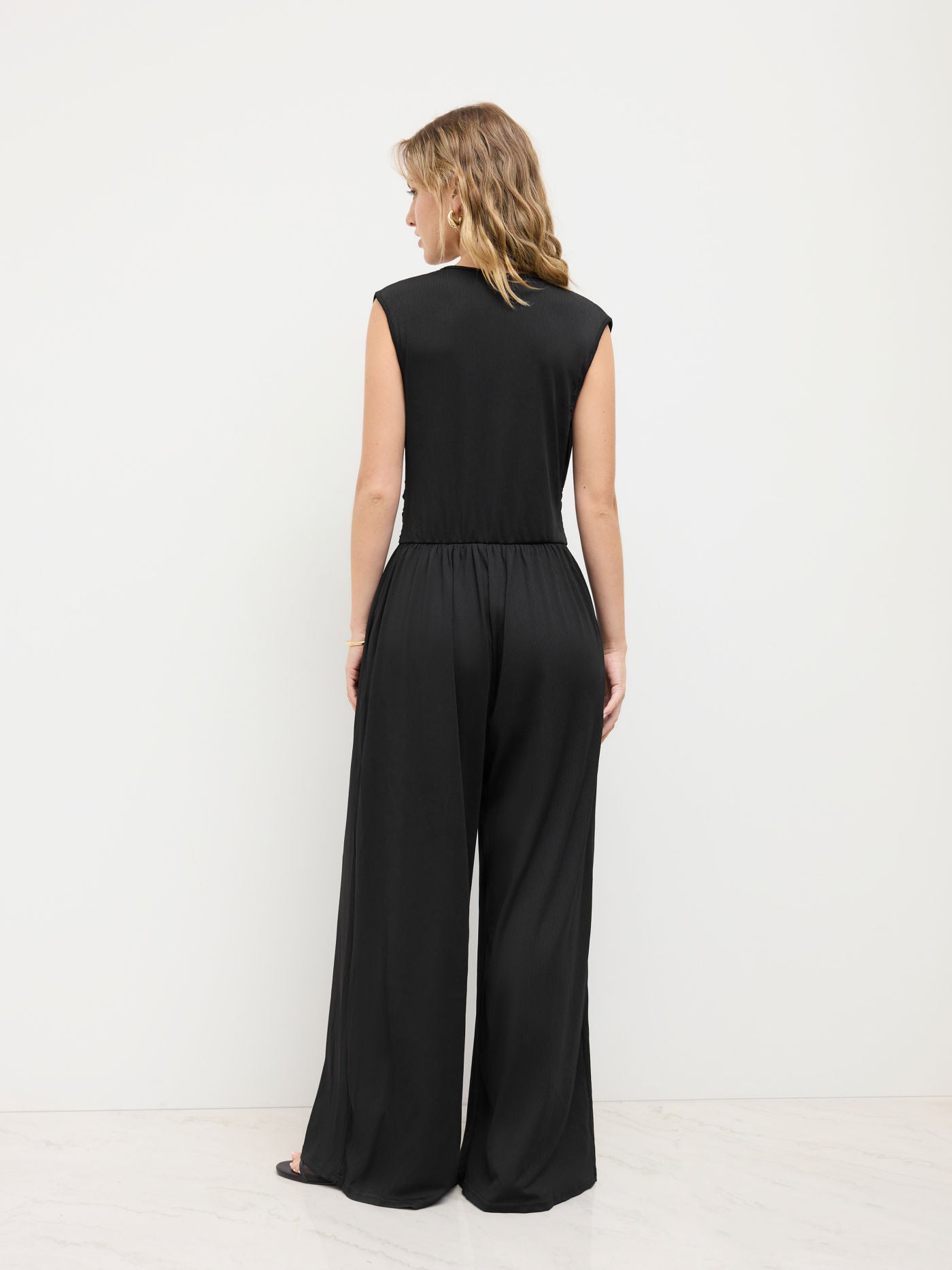 Eleanor jumpsuit met V-hals en wijde pijpen in verschillende kleuren. 6