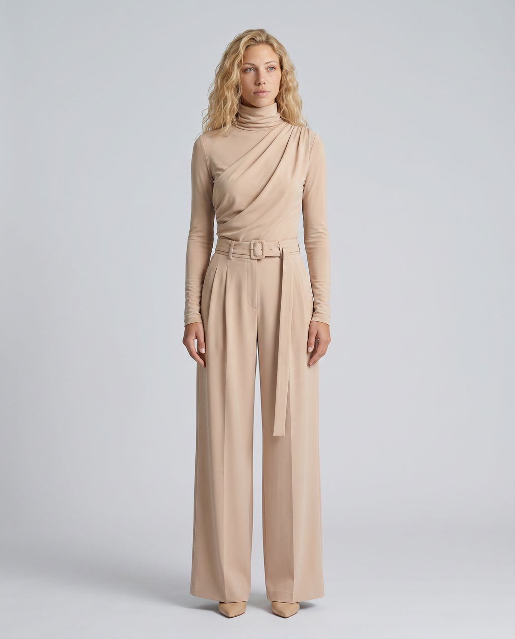 Elegante beige jumpsuit met wijde pijpen en lange mouwen.