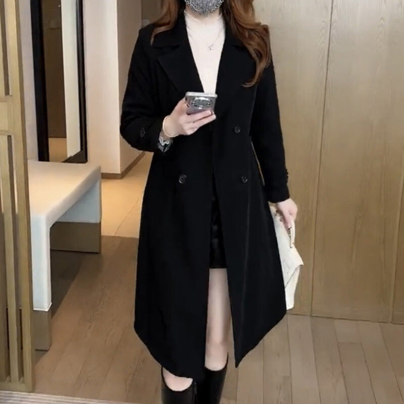 Elegante Emma trenchcoat in zwart, perfect voor elke gelegenheid.