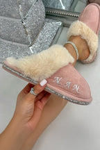 Gepersonaliseerde luxe roze slippers met kristaltrim voor dames. 2