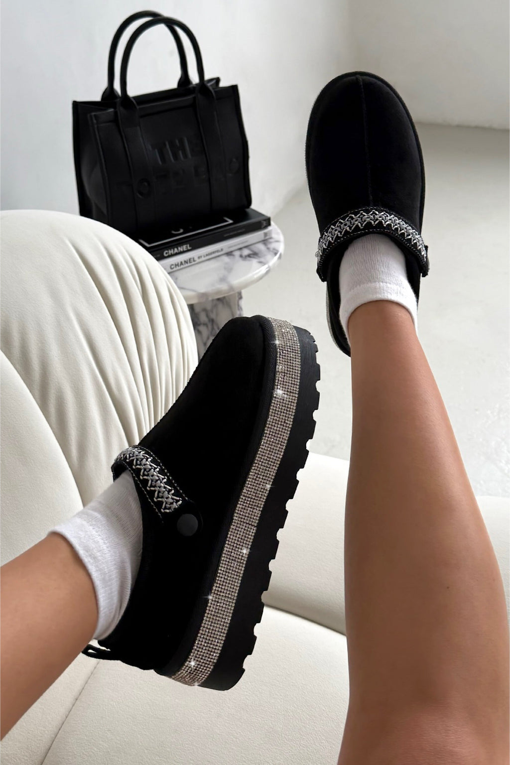 Glanzende zwarte klompen slippers met kristallen details. 2