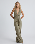 Elegante halter-neck jumpsuit in saliegroen met wijde broekspijpen. 4