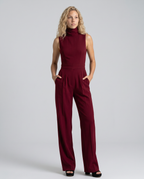 Mouwloze wijde-pijpen jumpsuit in bordeaux kleur voor vrouwen.