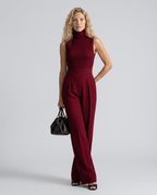 Mouwloze wijde-pijpen jumpsuit in bordeaux kleur voor vrouwen. 2