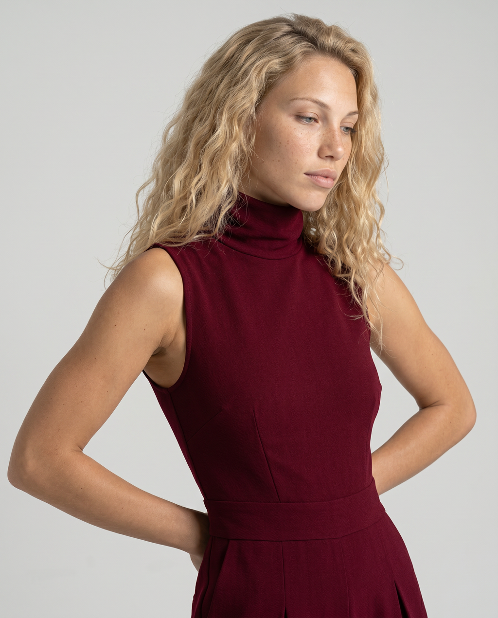 Mouwloze wijde-pijpen jumpsuit in bordeaux kleur voor vrouwen. 4
