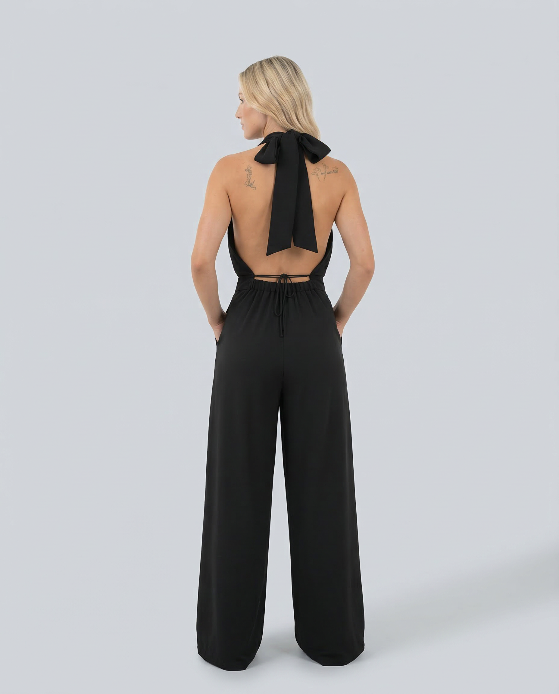 Isabella jumpsuit met V-hals en wijde pijpen in zwart. 2