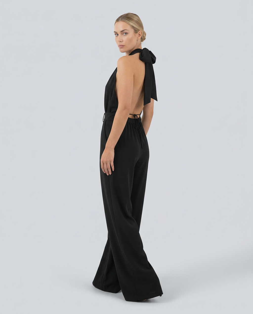 Isabella jumpsuit met V-hals en wijde pijpen in zwart. 3