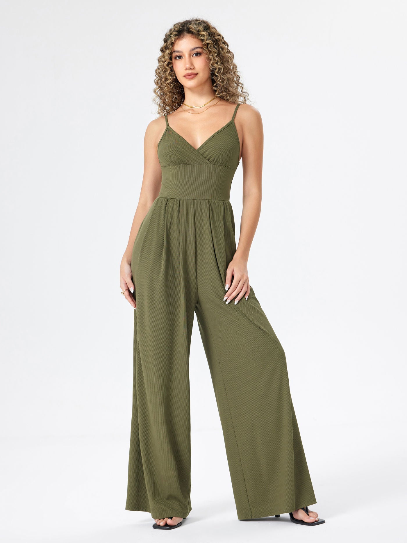 Jasmine V-hals Cami Wijde Pijpen Jumpsuit in olijfgroen, zwart en khaki.